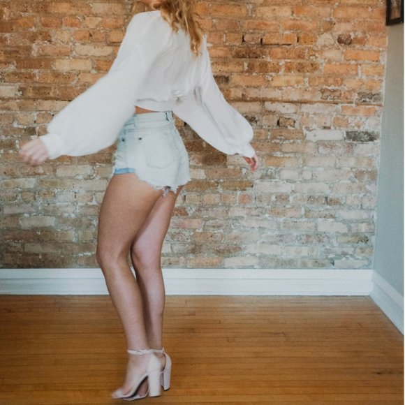 Hi-rise light wash shorts - Picture 2 of 4